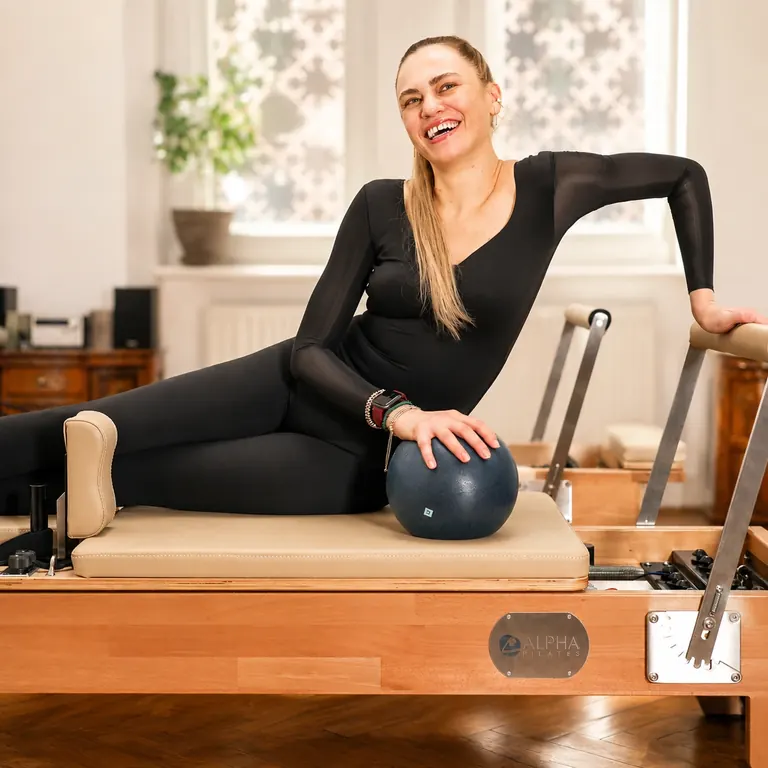 Instructor Pilates într-o atmosferă relaxată de studio