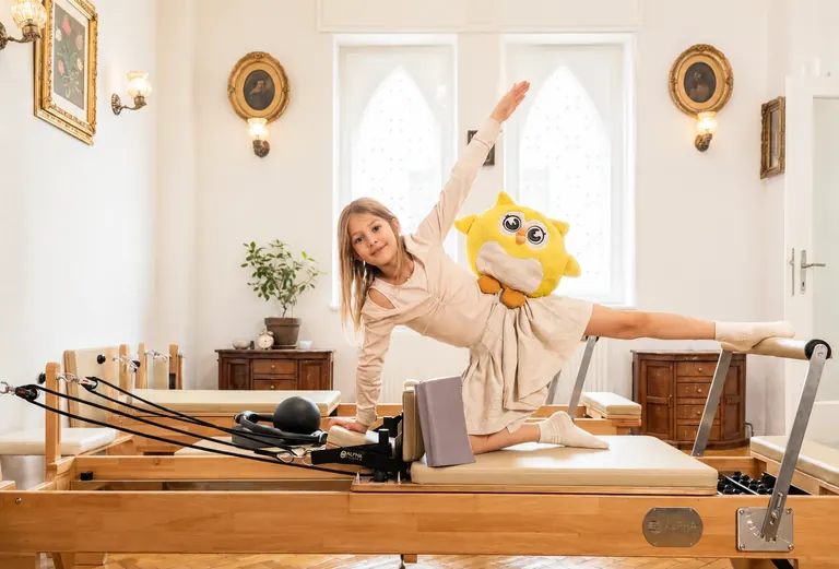 Exercițiu creativ pe aparatul Pilates Reformer